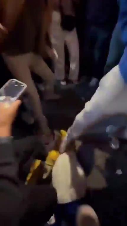 驚！尼克斯大勝步行者后，哈利伯頓遭主場(chǎng)球迷群毆