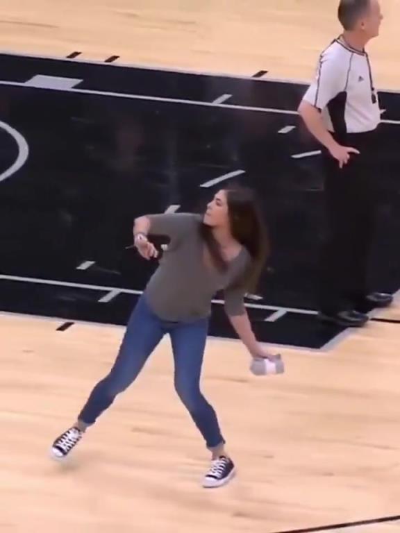 不愧是美國女籃主力，普拉姆的力量太嚇人了
