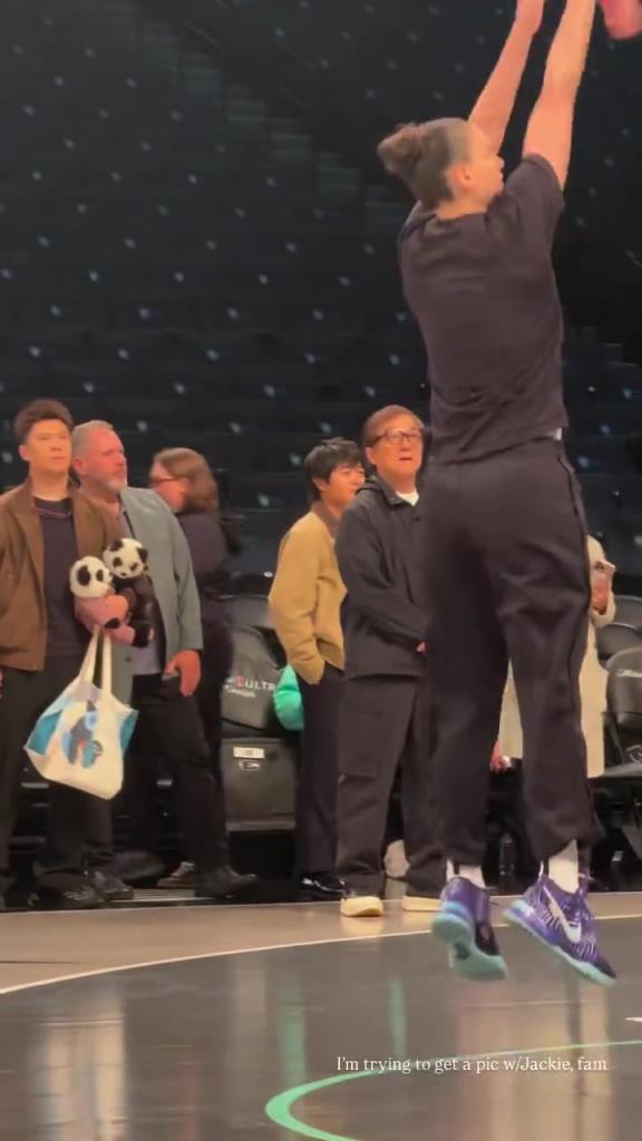 71歲成龍現(xiàn)身巴克萊中心看女籃比賽：她們投籃怎么那么準！??！