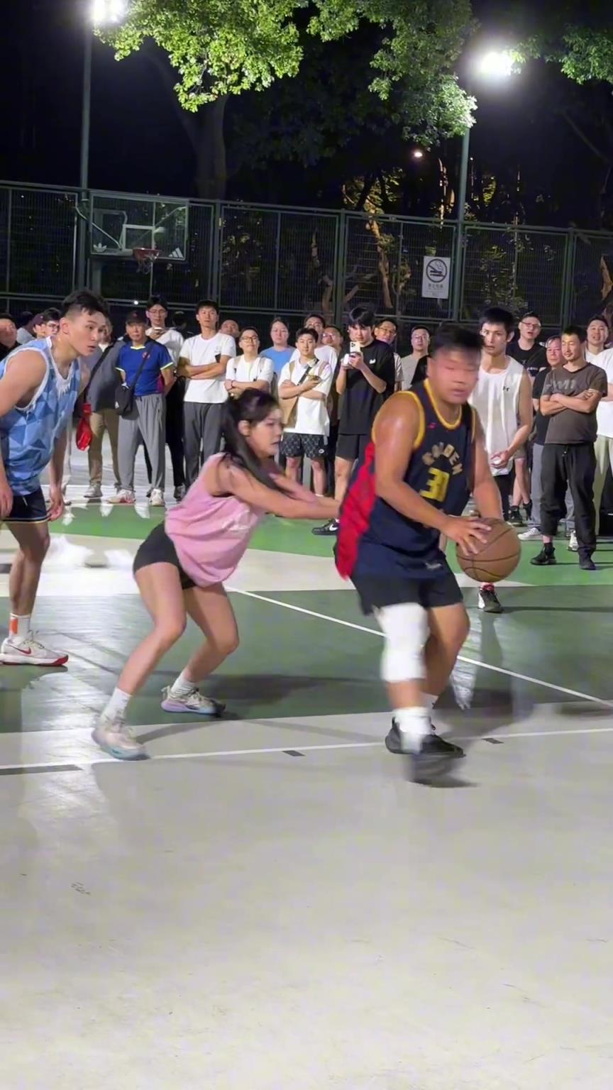 這哥們看見防自己的是女生，一個勁背打，球也不傳了
